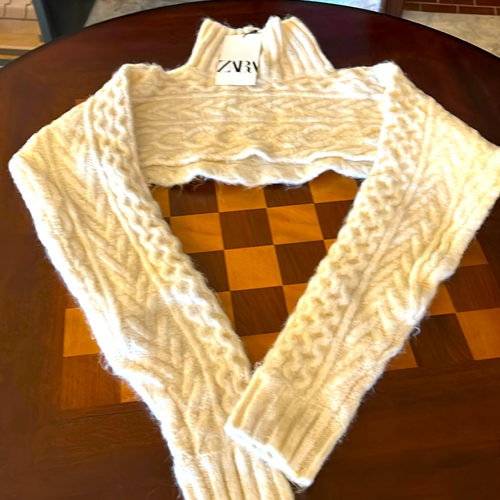Turtleneck cable short sweater brand new cream color